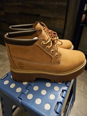 Timberland  Womens Wheat Nubuck Lace-Up Boots